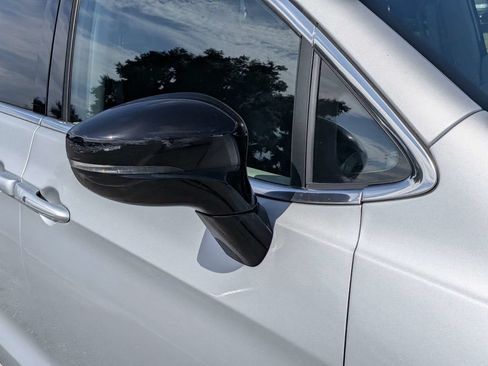 Used 2024 Chrysler Pacifica Limited FWD image 11