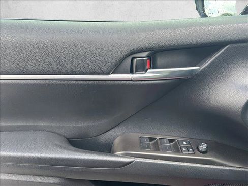 Used 2022 Toyota Camry SE image 11