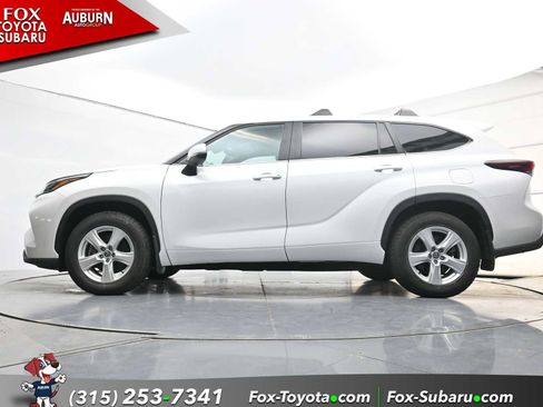 Used 2025 Toyota Highlander LE FWD image 23