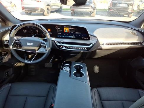 Used 2025 Cadillac Lyriq Luxury w/ LPO, Floor Liner Package AWD/4WD image 18