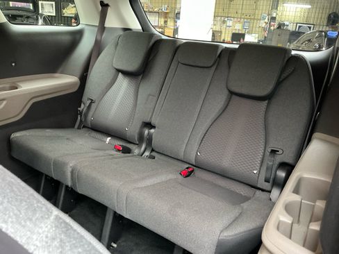 Used 2025 Kia Carnival LX image 29