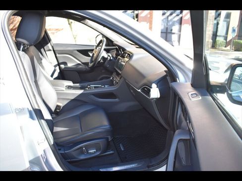 Used 2019 Jaguar F-PACE Premium image 32