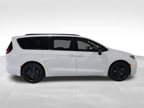 New 2026 Chrysler Pacifica Limited w/ S Appearance Package FWD image 9