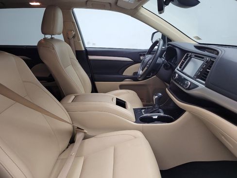 Used 2019 Toyota Highlander XLE image 21