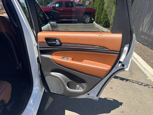 Used 2020 Jeep Grand Cherokee Overland AWD/4WD image 35