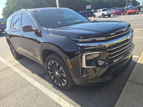 Used 2026 Chevrolet Traverse LT w/ Sun and Wheel Package FWD image 1