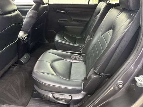 Used 2023 Toyota Highlander XLE FWD image 37