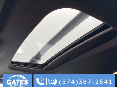 Used 2025 Chevrolet Trax RS w/ Sunroof Package image 4