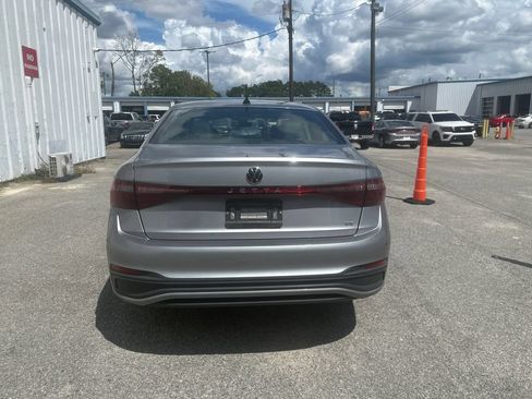 Used 2025 Volkswagen Jetta SE FWD image 7