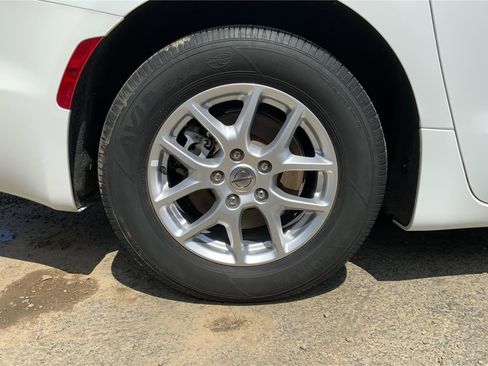 Used 2023 Chrysler Pacifica Touring-L FWD image 28
