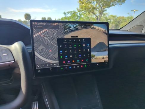 Used 2022 Tesla Model X Plaid image 11