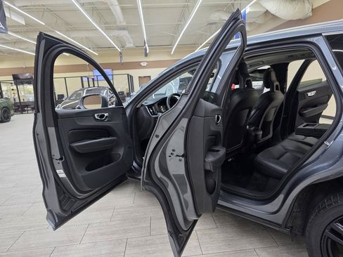 Used 2018 Volvo XC60 T5 Momentum w/ Convenience Package AWD/4WD image 17