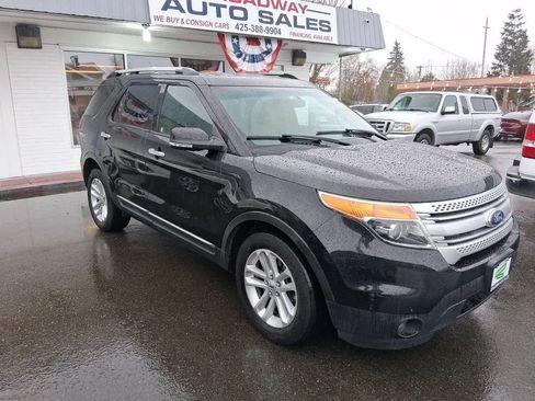 Used 2014 Ford Explorer XLT w/ Equipment Group 202A FWD image 2