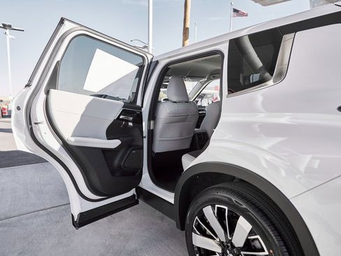 Used 2025 Mitsubishi Outlander SE FWD image 16