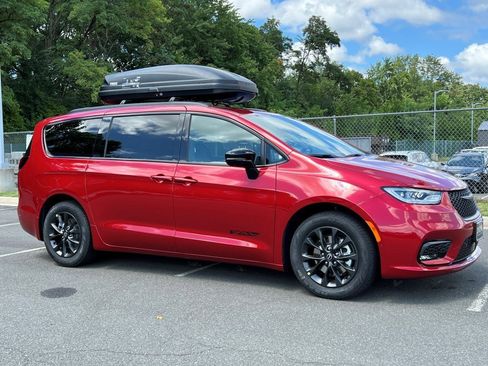 New 2025 Chrysler Pacifica Select w/ Fav Edition Package image 1