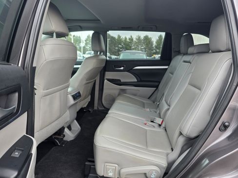 Used 2019 Toyota Highlander SE image 11