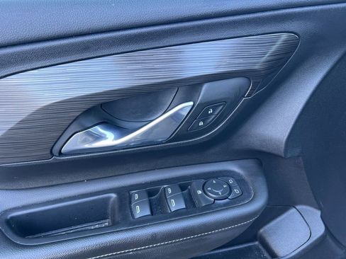 Used 2023 GMC Terrain SLE w/ Driver Convenience Package image 9