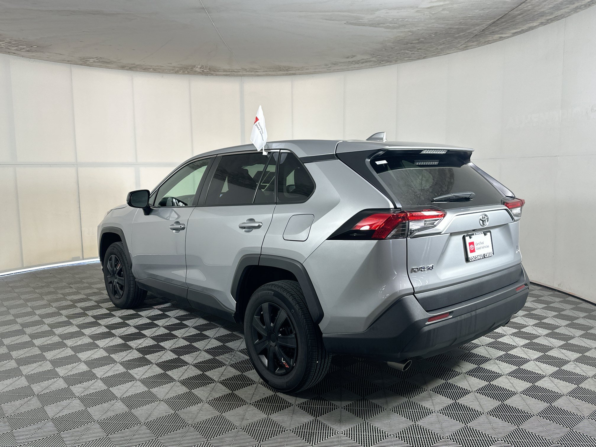 Used 2025 Toyota RAV4 LE AWD/4WD image 5