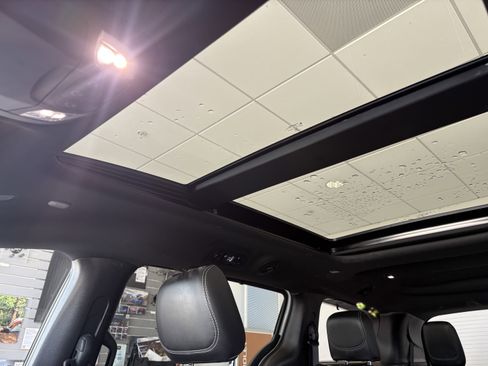 Used 2025 Chrysler Pacifica Limited image 17