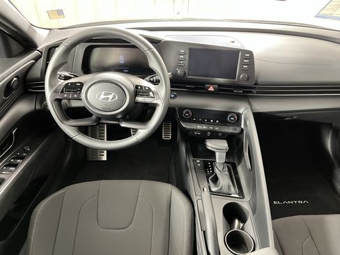 Used 2025 Hyundai Elantra Sport image 11