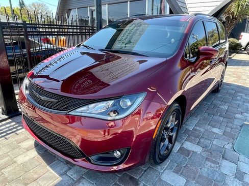 Used 2018 Chrysler Pacifica Touring-L w/ Premium Audio Group image 6