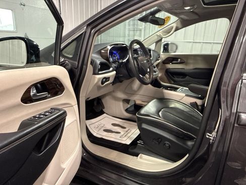 Used 2023 Chrysler Pacifica Limited FWD image 28
