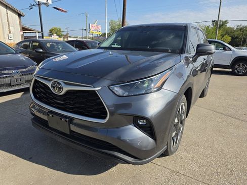 Used 2025 Toyota Highlander LE FWD image 22