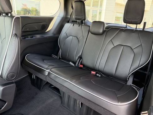 New 2027 Chrysler Pacifica Limited AWD/4WD image 12
