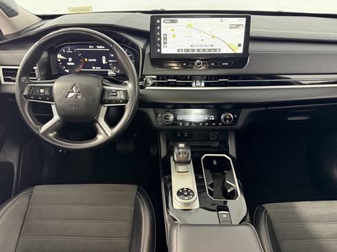 Used 2025 Mitsubishi Outlander SE image 12