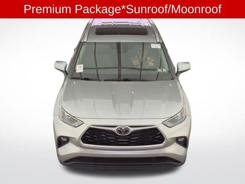 Used 2022 Toyota Highlander XLE AWD/4WD image 2