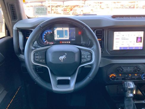 Used 2023 Ford Bronco Badlands image 6