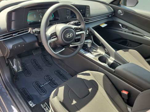 New 2025 Hyundai Elantra Hybrid FWD image 18