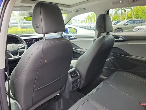 Used 2024 Volkswagen Taos SE image 11