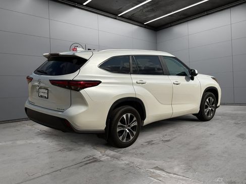 Used 2023 Toyota Highlander XLE AWD/4WD image 5