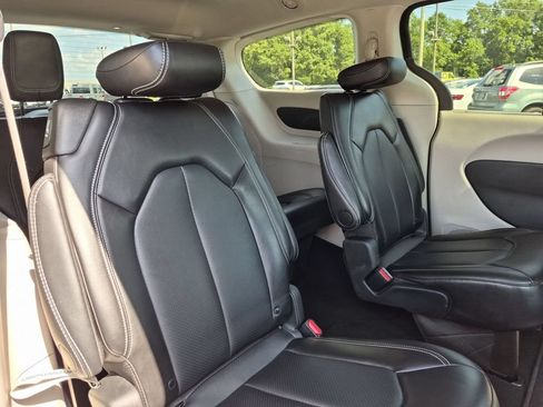 Used 2024 Chrysler Pacifica Touring-L FWD image 32
