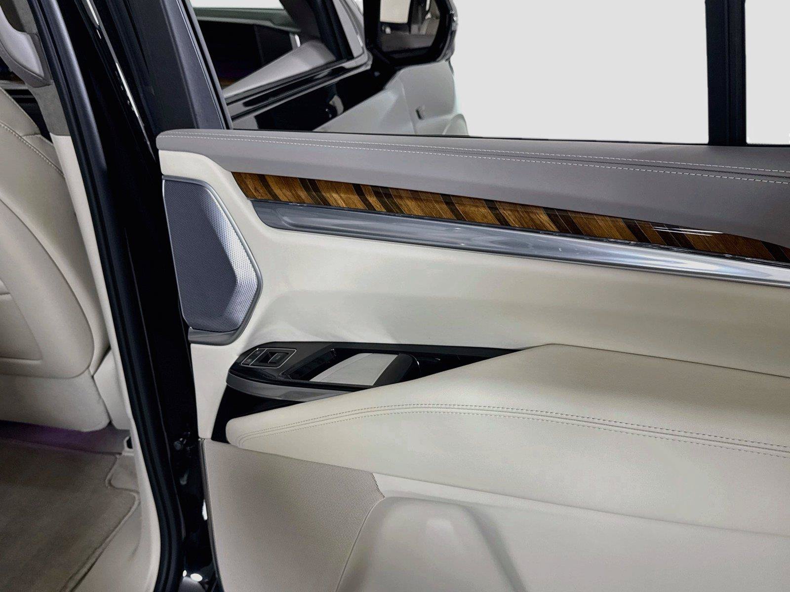 Used 2025 Cadillac Escalade Premium Luxury Platinum AWD/4WD image 32