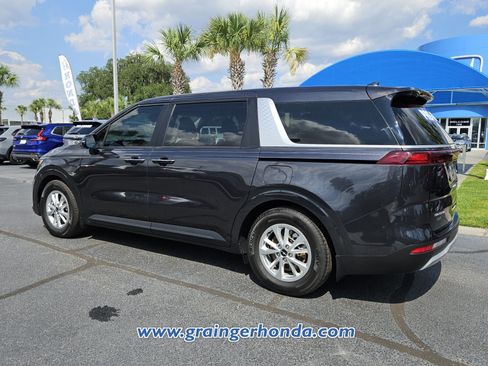 Used 2023 Kia Carnival LX FWD image 3