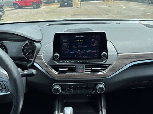 Used 2025 Nissan Altima 2.5 SV FWD image 16