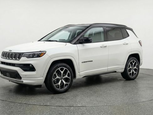 Used 2025 Jeep Compass Limited image 3