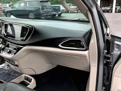 Used 2021 Chrysler Pacifica Touring-L FWD image 28