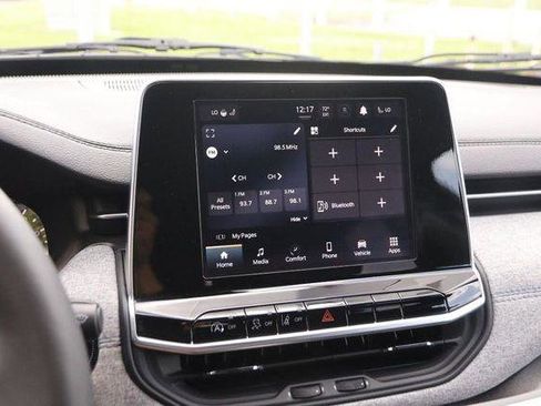 Used 2025 Jeep Compass Latitude w/ Sun & Sound Group AWD/4WD image 18
