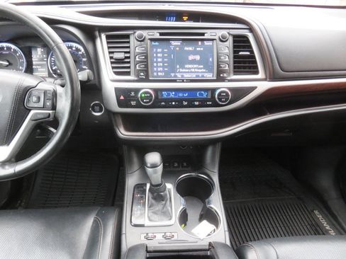 Used 2015 Toyota Highlander Limited Platinum AWD/4WD image 16