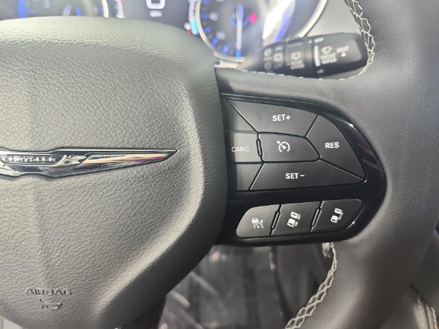 Used 2025 Chrysler Pacifica Limited FWD image 13