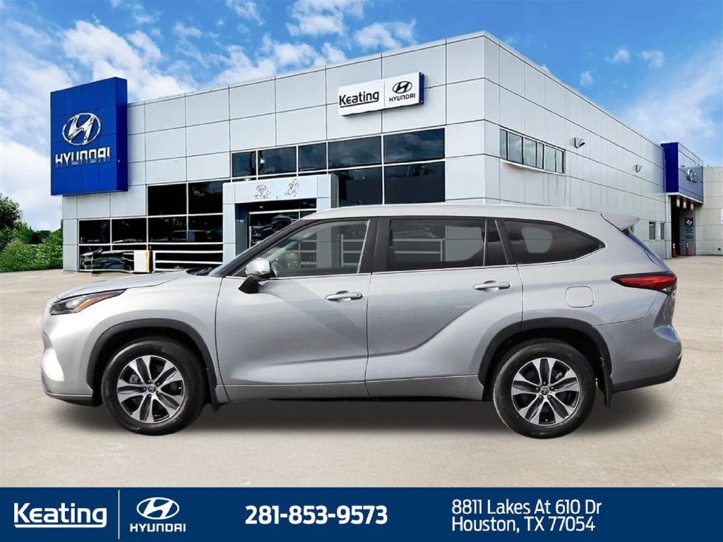 Used 2023 Toyota Highlander XLE AWD/4WD image 8