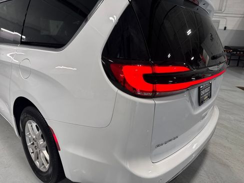 Used 2025 Chrysler Pacifica Select FWD image 54