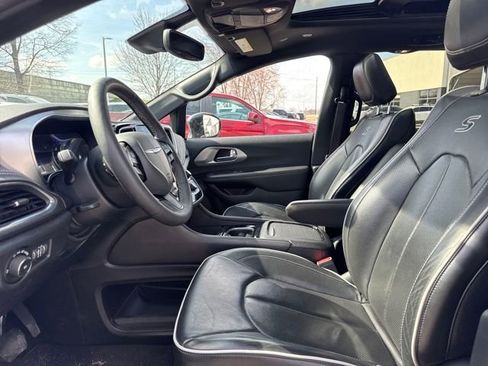 Used 2025 Chrysler Pacifica Limited image 14