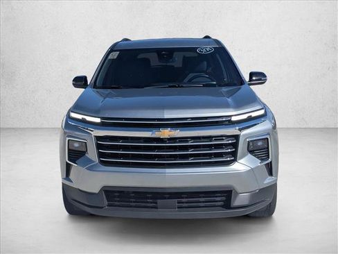Used 2024 Chevrolet Traverse LT image 2