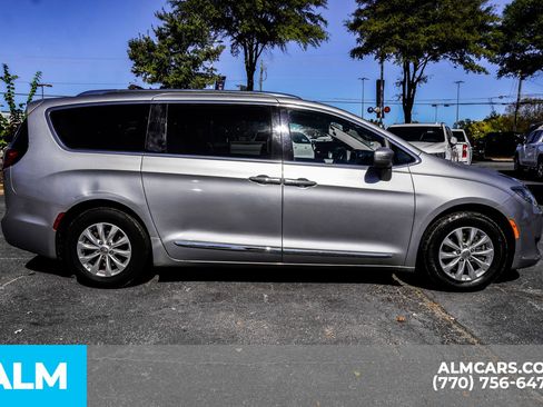 Used 2019 Chrysler Pacifica Touring-L image 11