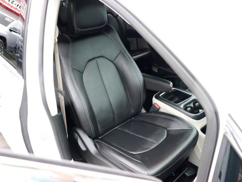 Used 2024 Chrysler Pacifica Touring-L FWD image 16