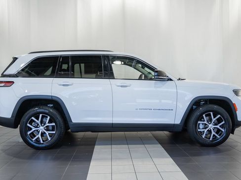 Certified 2023 Jeep Grand Cherokee Limited AWD/4WD image 3